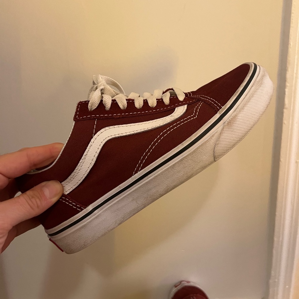 Lightly worn burgundy vans men’s size 4.5, women’s 6, EU 36 (22.5 cm)